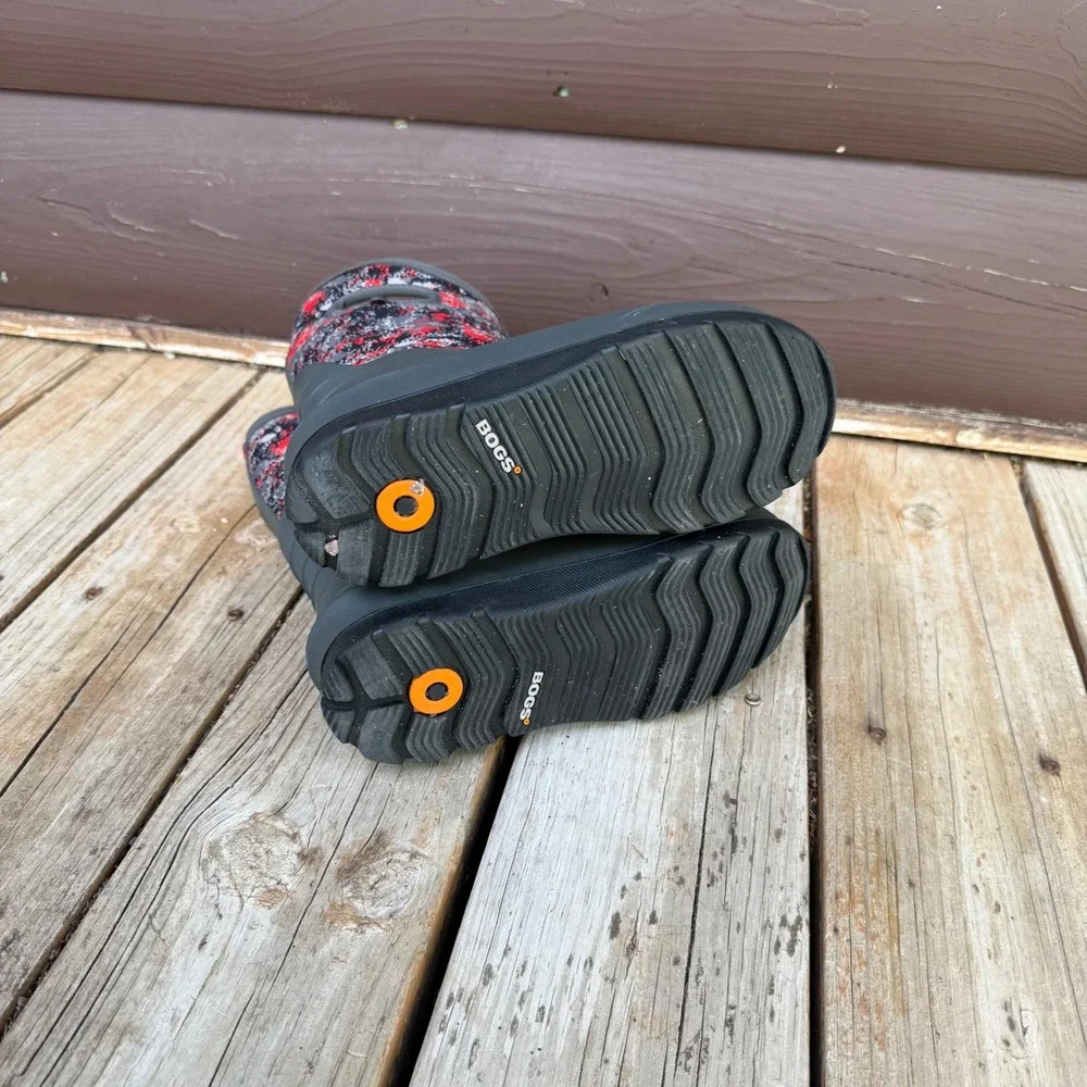 Bogs Neo-Classic Camo Winter Boots Youth Size 4 Gray Red Waterproof Insulated
